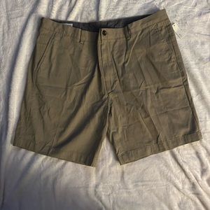 NWT Amazon Essentials khaki shorts size 44
